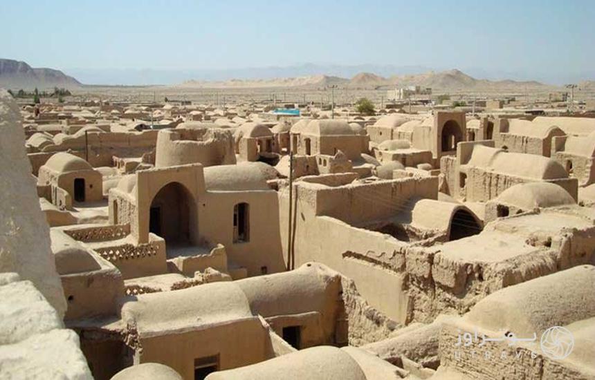 روستای شهرسب در استان یزد که سازه‌های خشت و گلی آن را از زاویه سقف گنبدی‌شکل آن‌ها نشان می‌دهد.